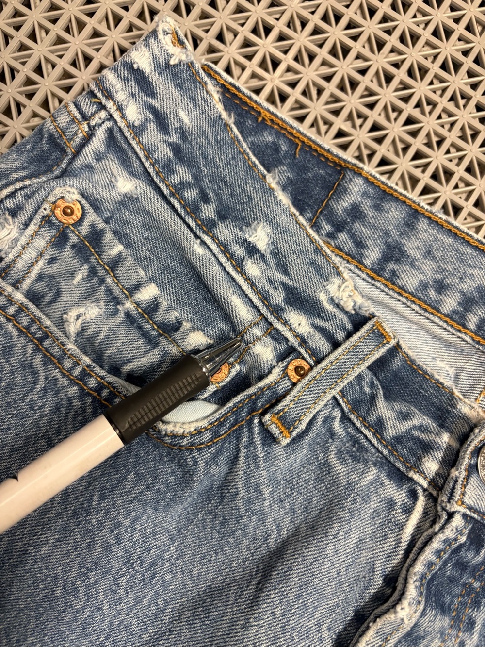 Vintage Levi's 501 Medium Wash Button-Fly Blue Jeans - Y2K - Picture 15 of 15